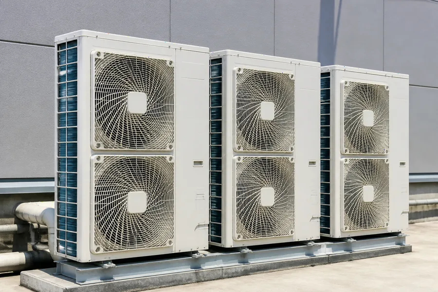 屋上に並ぶ業務用空調の室外機